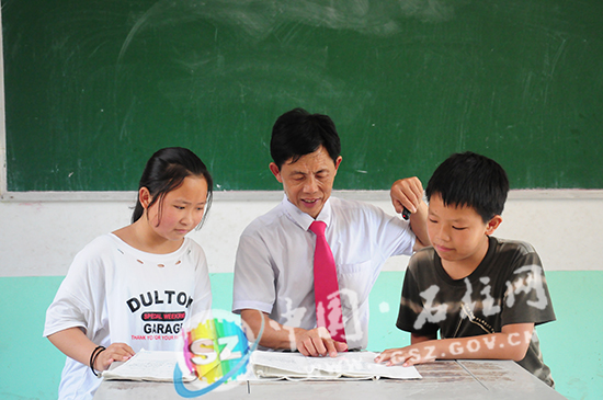 阎学明(中)指导学生复习功课