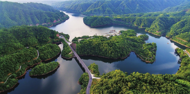 航拍下的石柱县黄水镇太阳湖美景. 石柱县委宣传部供图 华龙网发