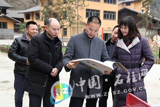 姚宜厚(中)查看中益乡坪坝村向家坝新时代文明实践点建设方案